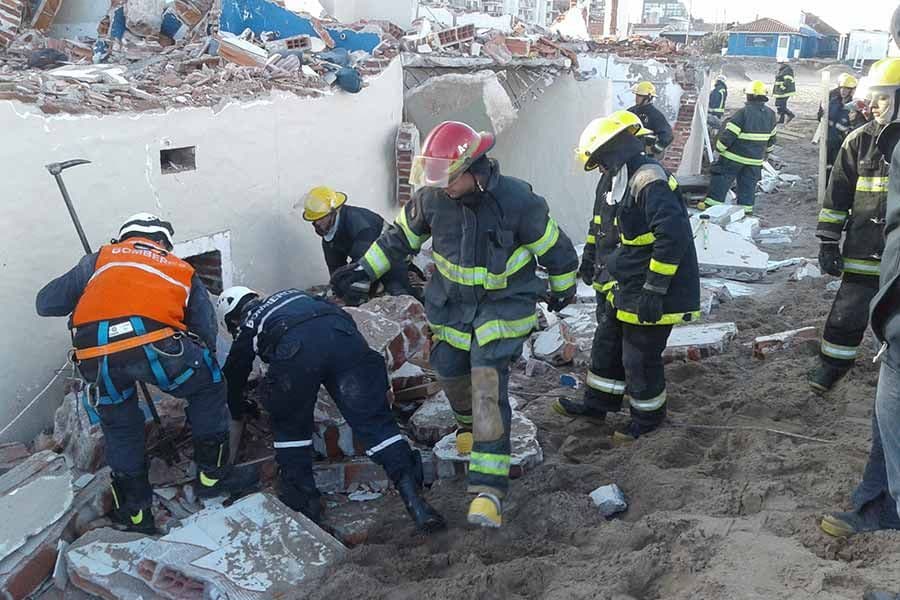 Capacitación de los bomberos de la región en la playa