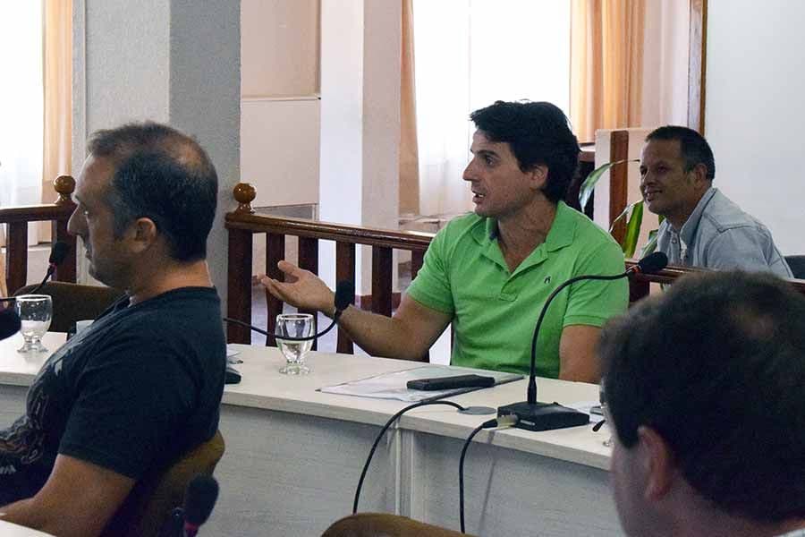 El pase a comisión de la reducción de dietas genera polémicas