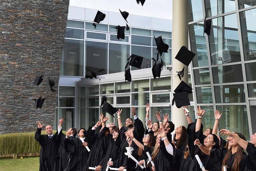 Egresan los primeros graduados