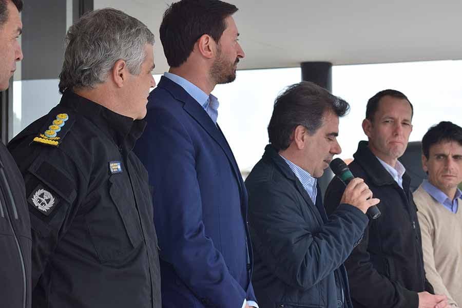 Ritondo hizo entrega de cinco móviles policiales
