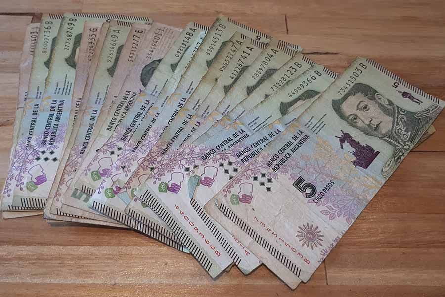 La cuarentena extendió el plazo para cambiar los billetes de 5 pesos