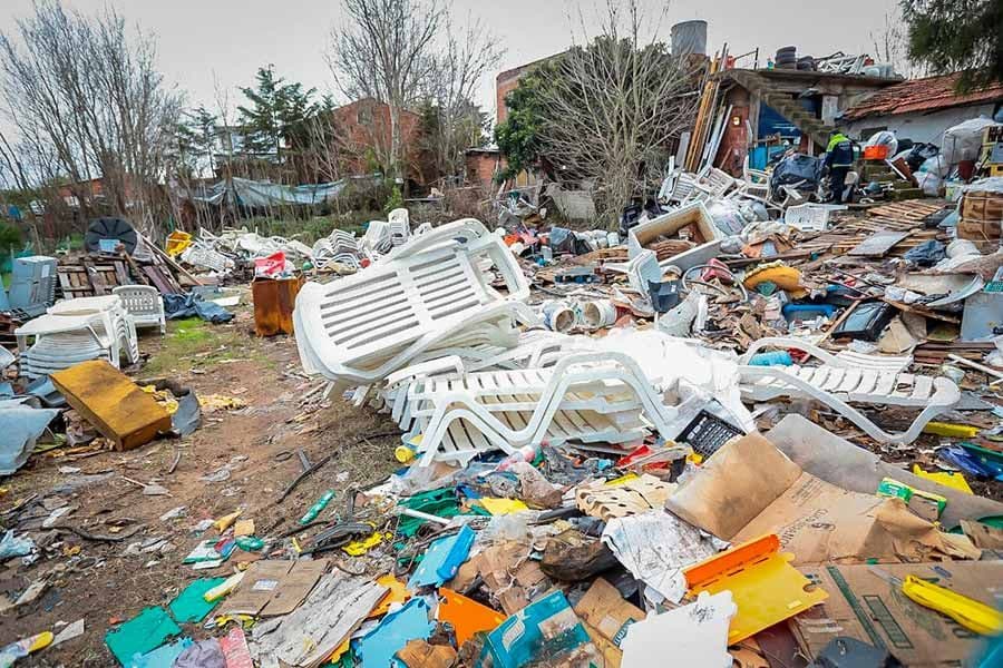 Desalojan un predio con basura acumulada