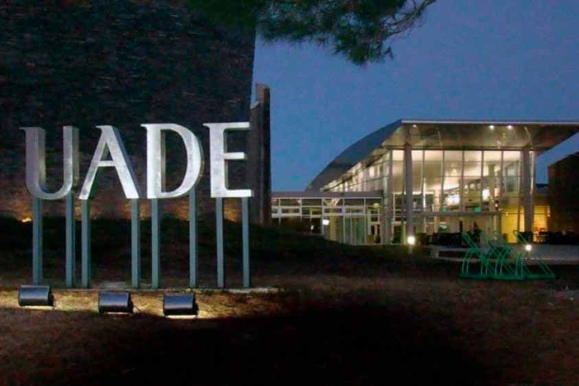 Alumna de UADE Costa en el podio de una competencia de Finanzas