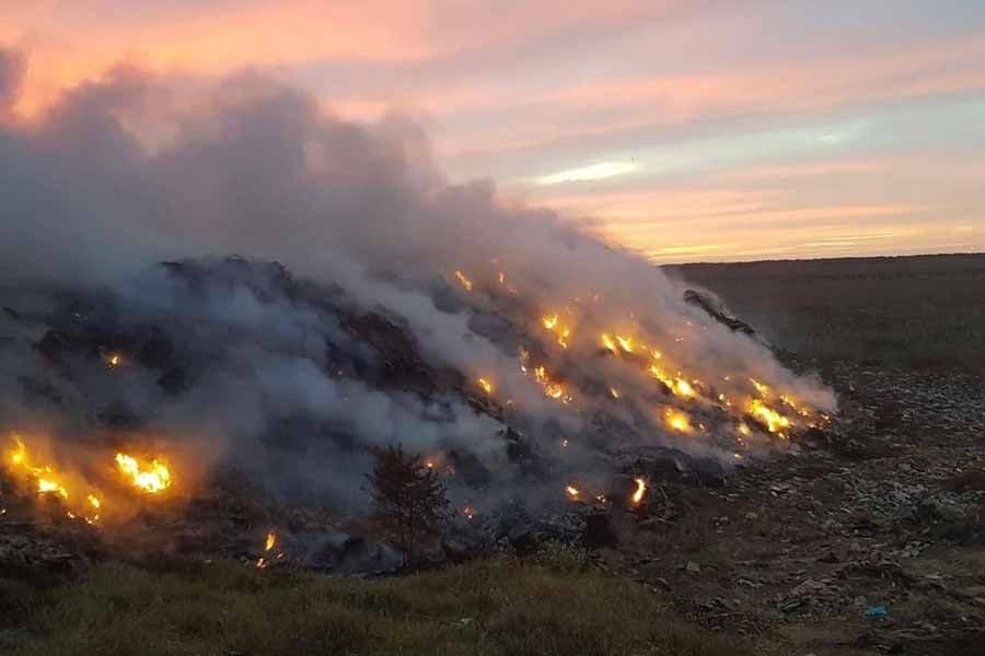 Continúa la alerta por el incendio del basural