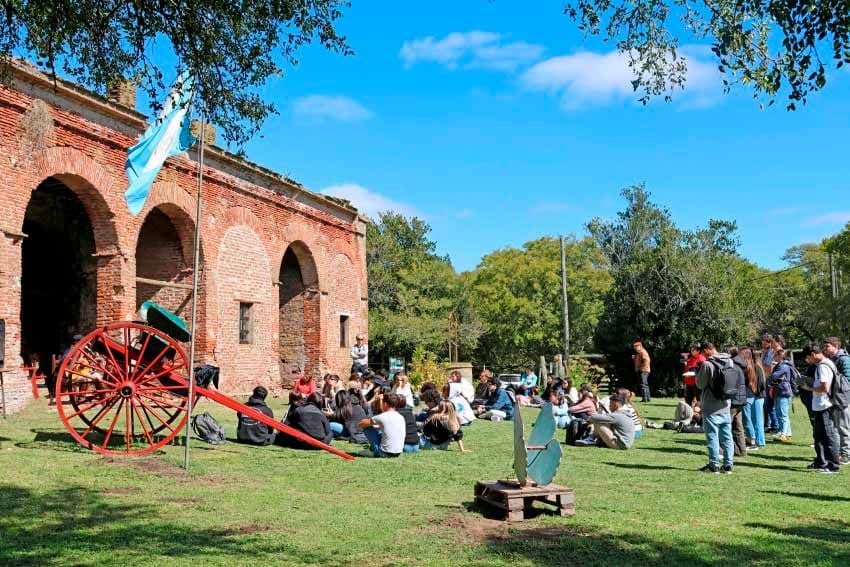 Estudiantes de UADE Costa Argentina Avanzan en Proyectos de Restauración para La Invernada en Madariaga