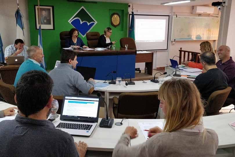Debates y forcejeos en la primera sesión de mayo