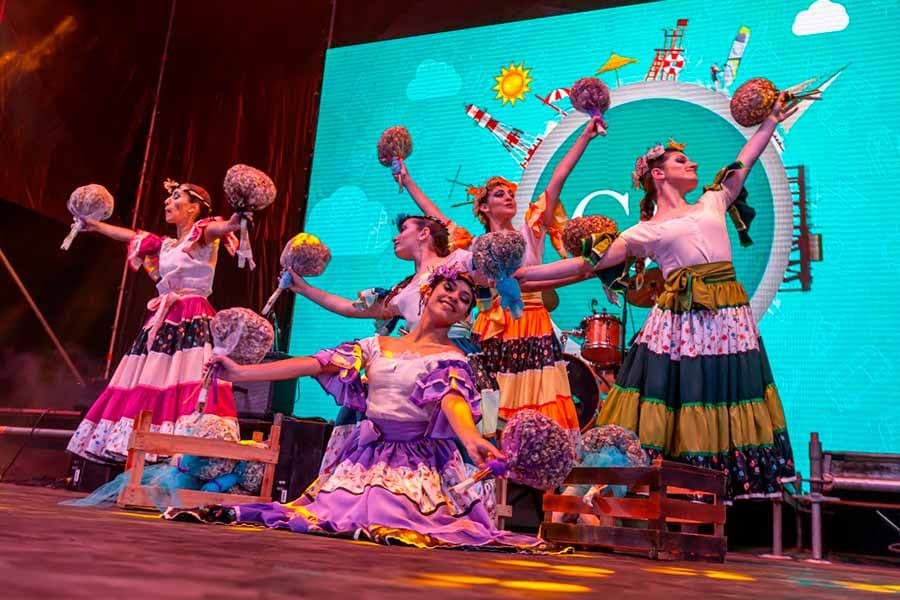 Muestra de atuendos folclóricos “Bolivia Mágica” en Santa Teresita
