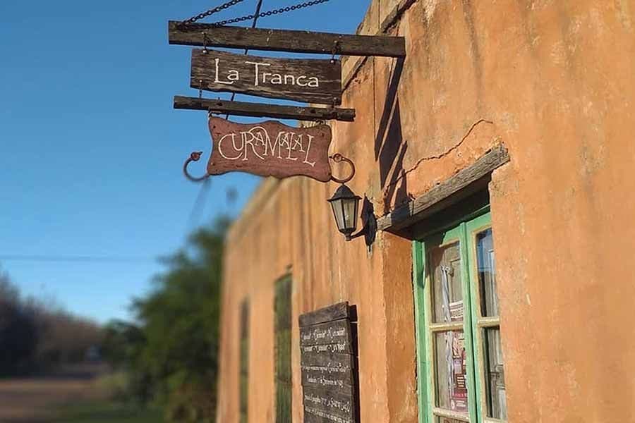 Noches de pulpería con aroma a leña en Cura Malal