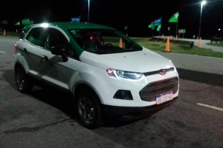 Un taxi pinamarense fue interceptado en Esquina de Crotto