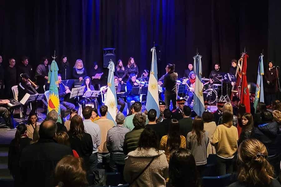 El acto por el día de la Independencia se trasladó al Teatro