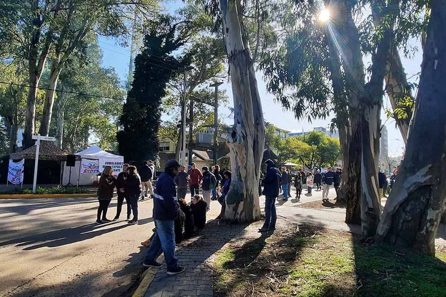 Los Municipales van al paro y el oficialismo terceriza las tareas