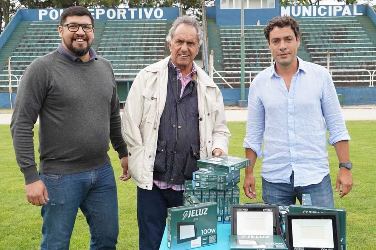Scioli entrega apoyo económico para el desarrollo deportivo en Pinamar