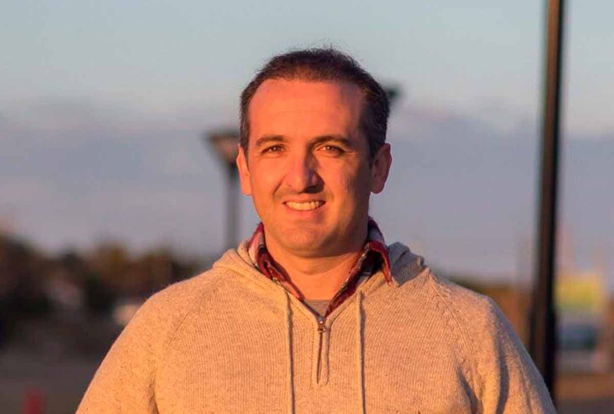 “La gente que actúa en política tiene que escuchar”